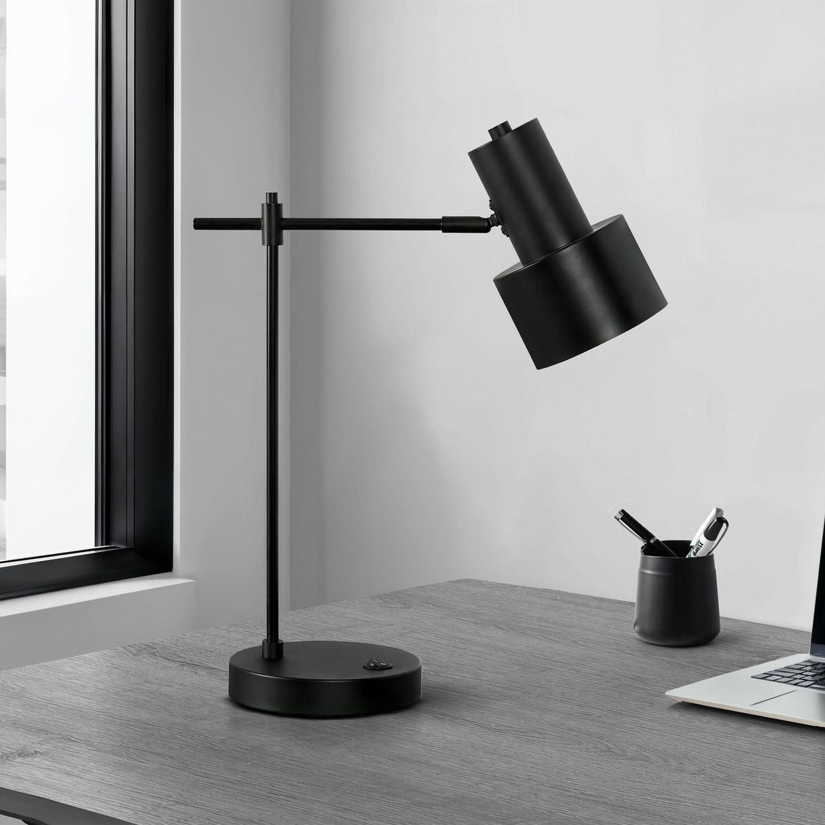 Modern Table Lamp with USB Port – Black